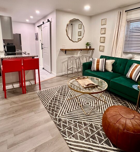 Primary Photo - 10 Glass St