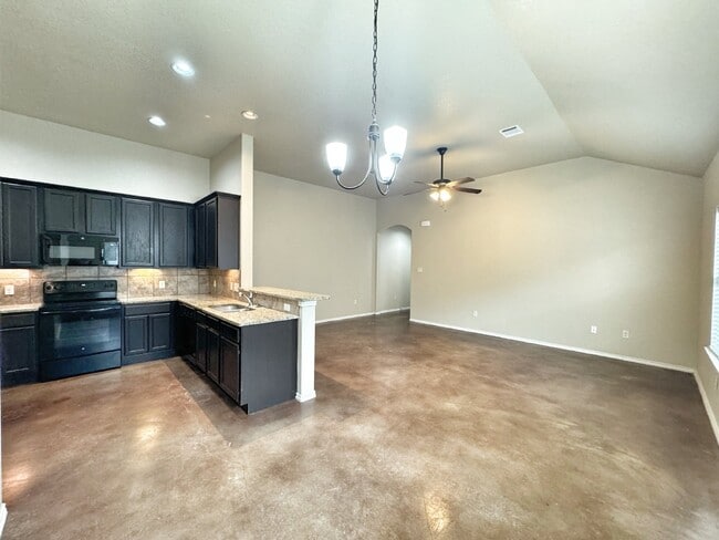 Building Photo - Spacious 3 Bed, 2 Bath Duplex for Lease in...