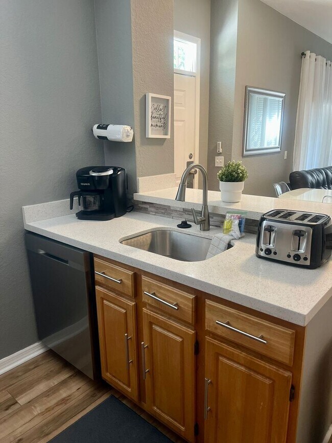 Building Photo - 4-bedroom, 3-bathroom townhouse in Kissimmee !