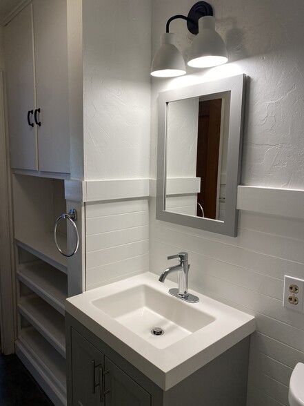 bathroom 1 sink - 944 E 5th Ave