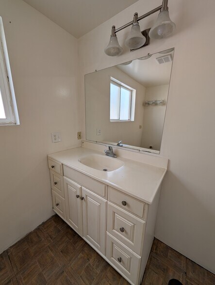 Building Photo - 163 Gifford Ave