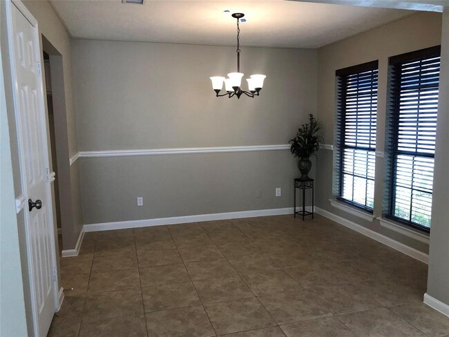Building Photo - 16606 Saturn Ln