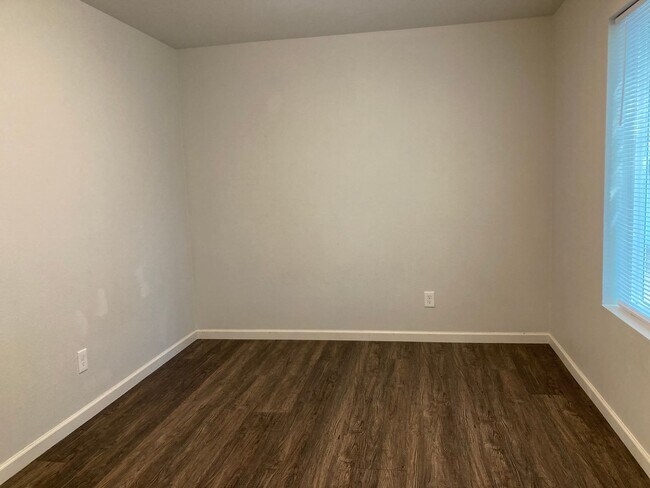 Building Photo - MP132 - 14418-14420 E Heroy