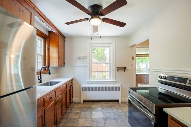 Building Photo - Beautiful 2 Bedroom Corner Lot of Park Ave! ***Available Late June 2026***