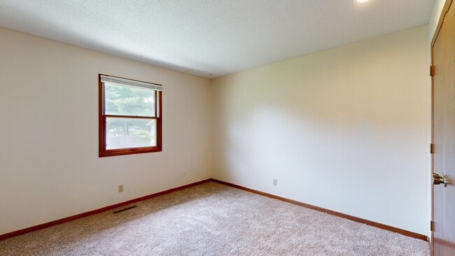 Building Photo - 2 bedroom duplex in North Ames