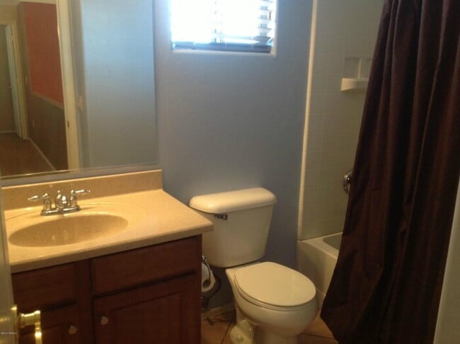 Building Photo - Spacious Rita Ranch Home with Modern Comfo...