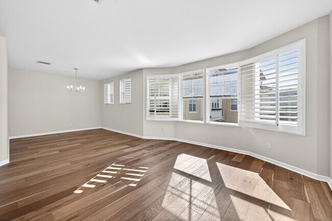 Building Photo - Beautiful Upgraded Townhome: 1,676 sqft, 2-Car Garage + Iron Horse Trail Access