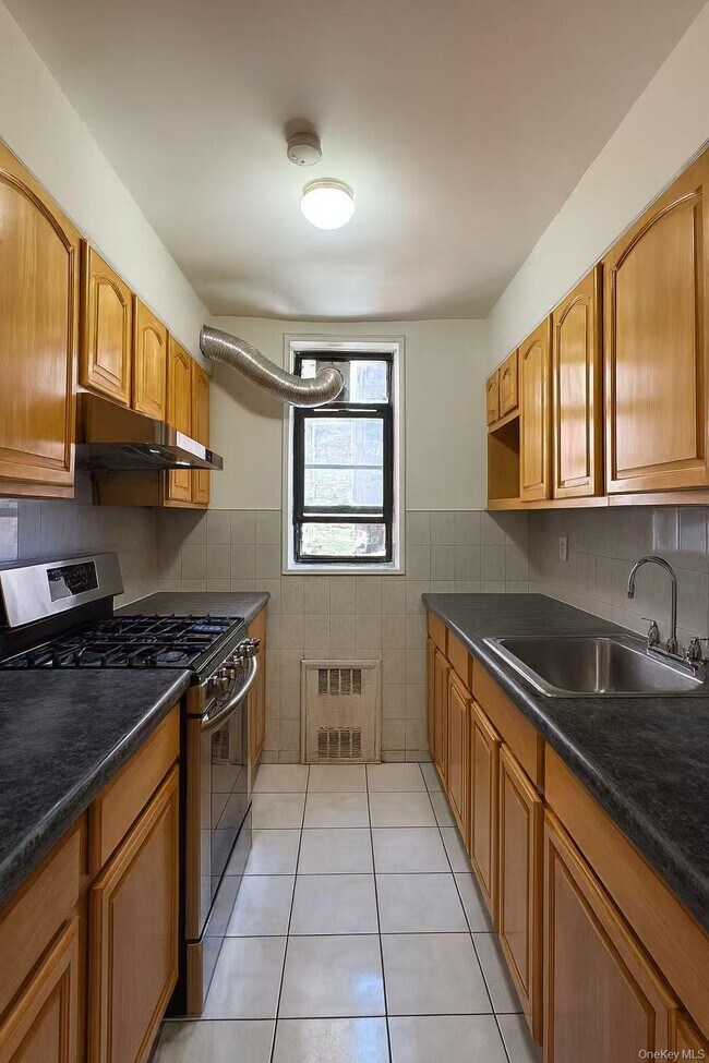 Building Photo - 137-40 45th Ave