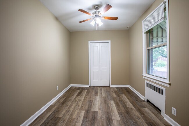 Building Photo - Charming 3 BR/3 BA Semi-Detached Home in F...