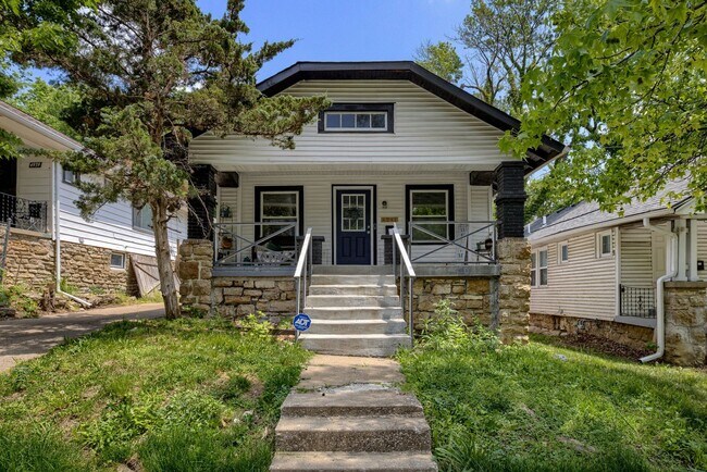 Primary Photo - Great 2 bedroom 2 FULL bath home