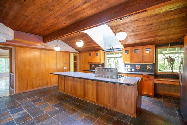 Building Photo - Mid Century 3 Bedroom Home Available Now i...
