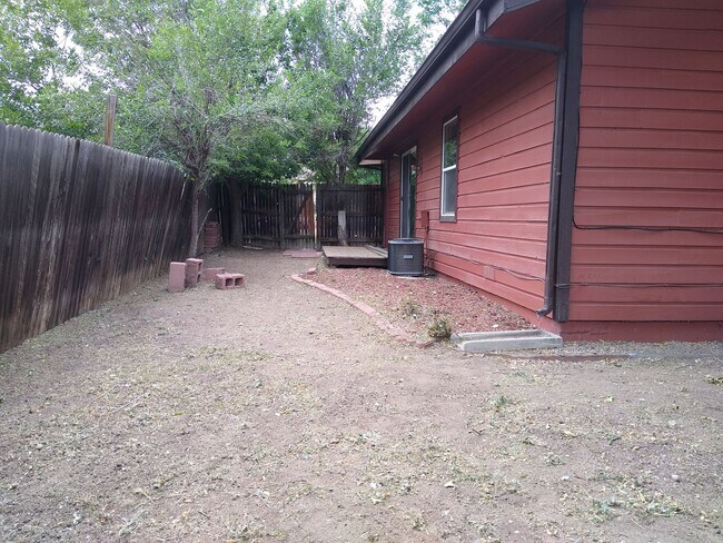 Building Photo - Charming 2 Bedroom 2 Bath w/ Large Yard, 1 Car Garage and Central Air/Heat