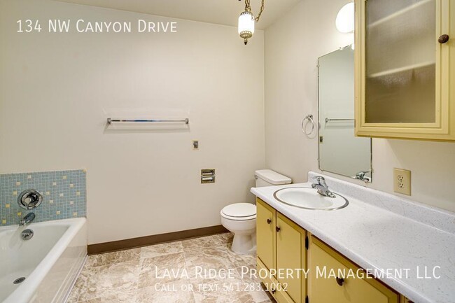 Building Photo - 134 NW Canyon Dr