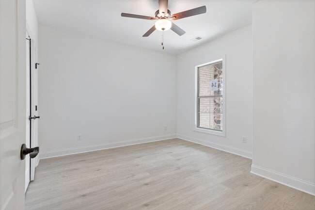 Building Photo - 456 W Foxrun