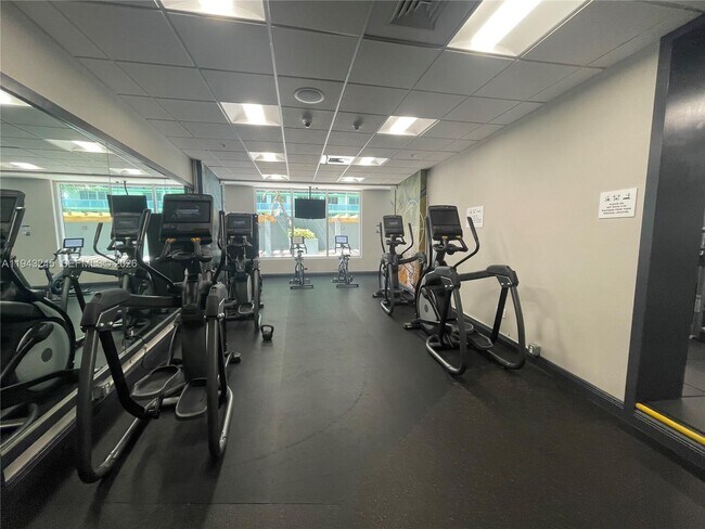 Building Photo - 1750 N Bayshore Dr