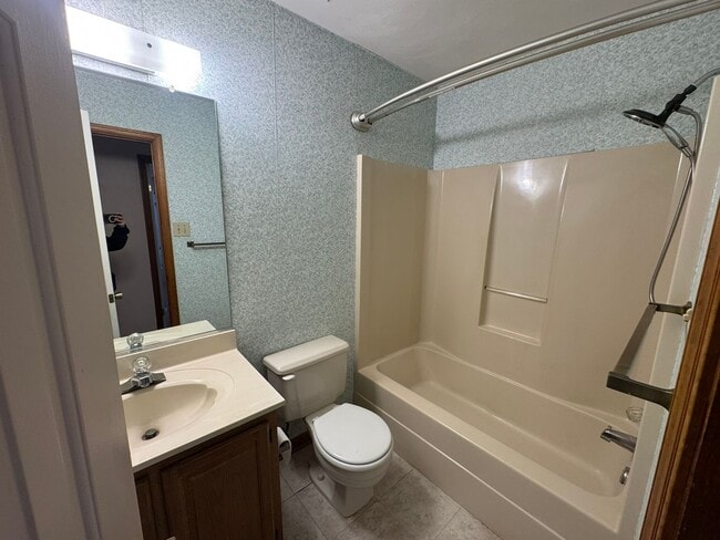 Building Photo - Cozy Townhouse