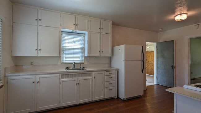 Building Photo - 3 Bed 2 Bath Near Downtown COS