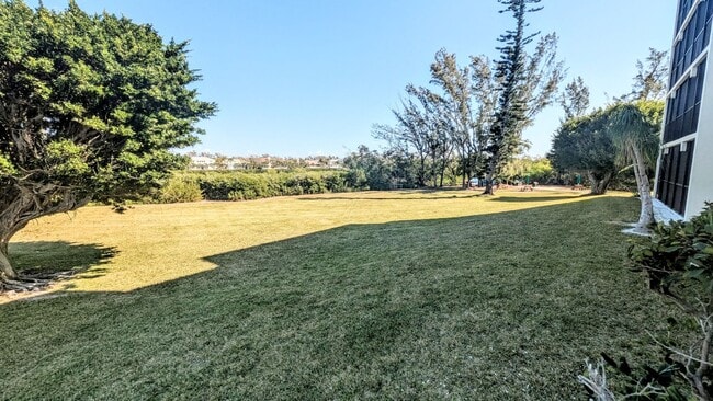 Building Photo - Seasonal/short term 2/2 condo rental with full water view on Longboat Key.