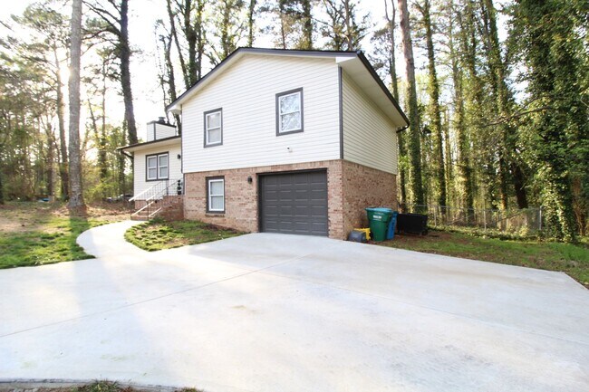 Building Photo - 3367 Oak Dr SW