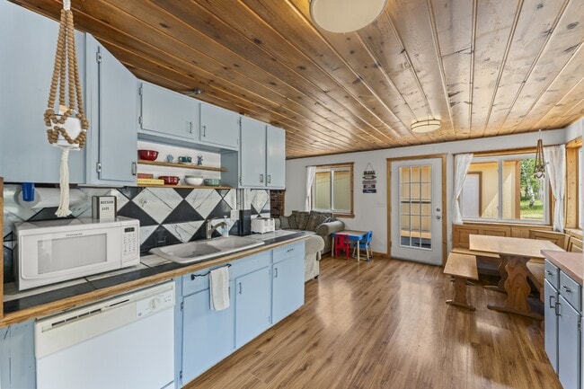 Building Photo - 215 Will Scarlet Dr