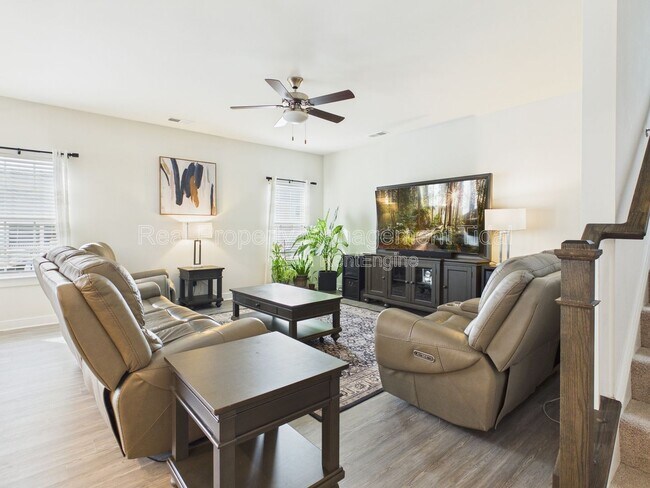 Building Photo - 555 Oliver Wy