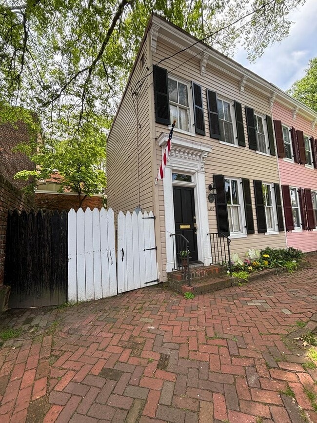 Primary Photo - 408 Queen St