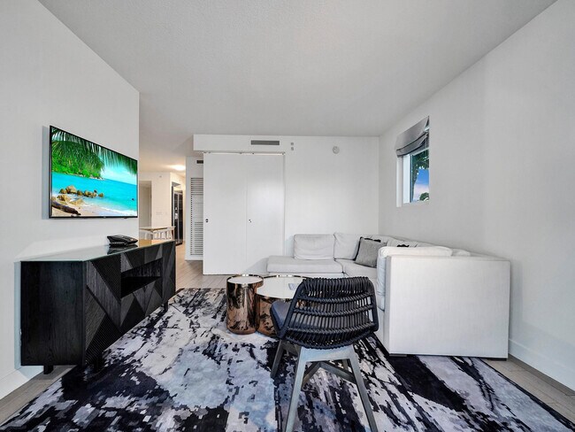 Building Photo - 3101 Bayshore Dr