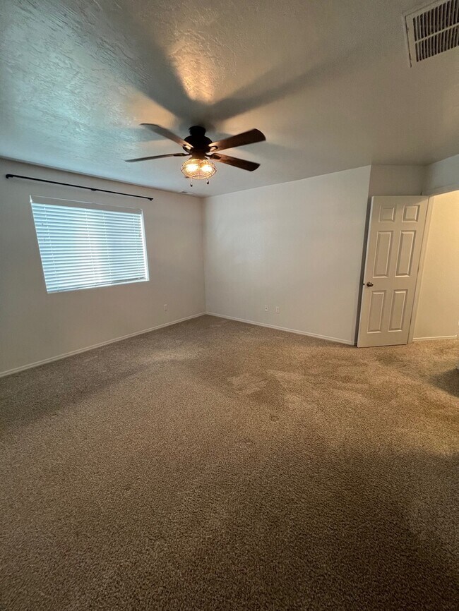 Building Photo - 3 Bed 2 Bath Nampa!