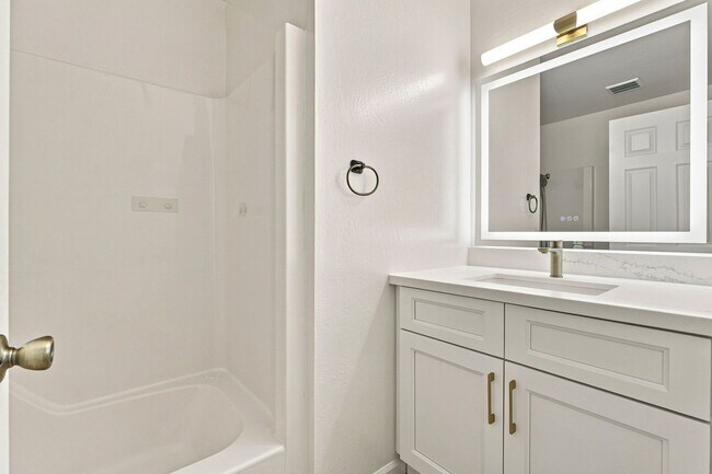 Building Photo - Northpoint Townhome