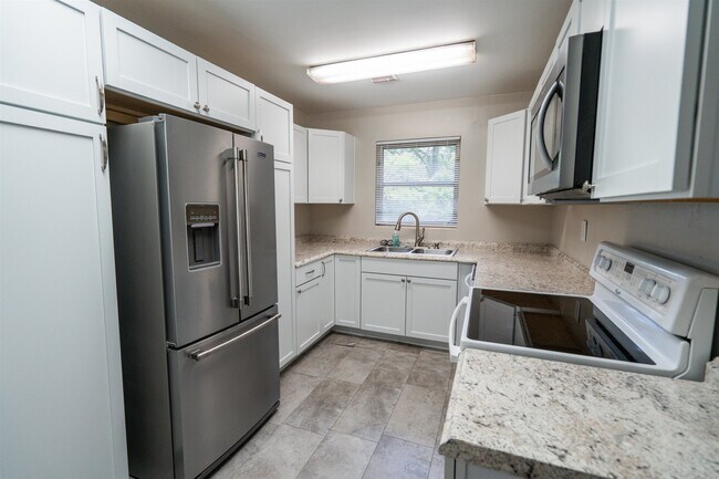 Building Photo - 2103 Evergreen Dr