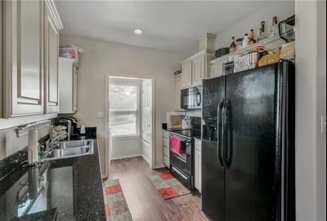 Building Photo - "Spacious 3-Bedroom Duplex with Granite To...