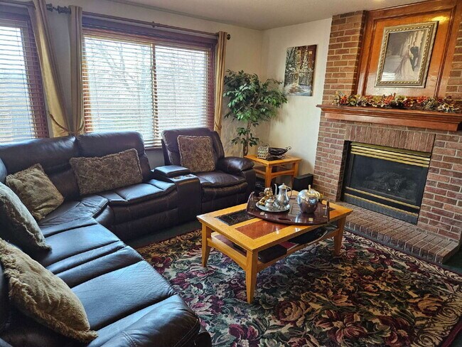 Building Photo - 5 Bedroom/ 4 Bath Two-Story in Governors Place