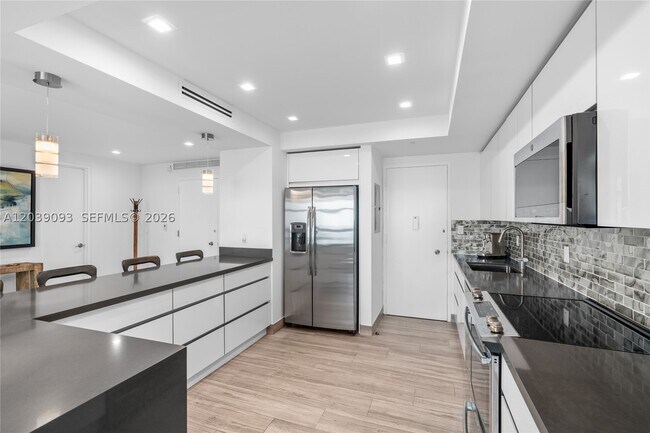 Building Photo - 5055 Collins Ave