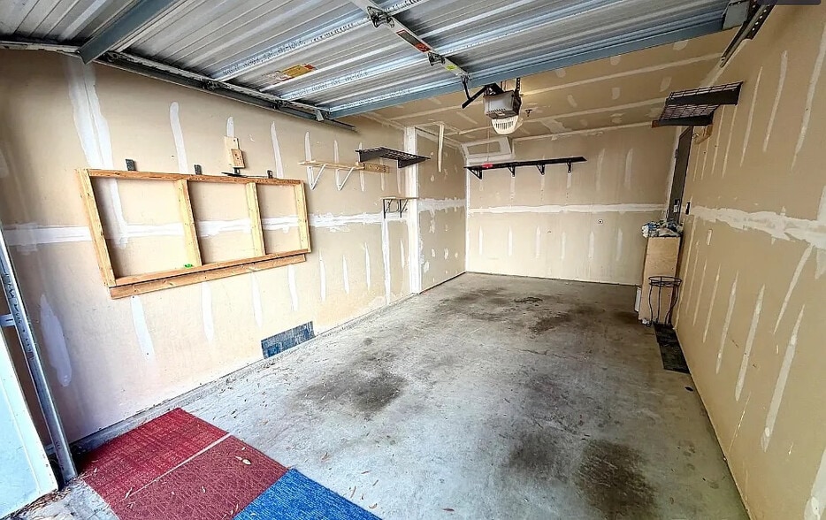 Building Photo - Room in Condo on Donatello Avenue