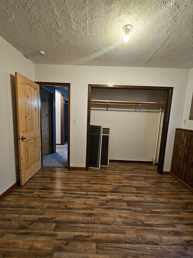 Building Photo - 4 BED | 2 BATH | DOUBLE GARAGE | PET NEGOT...