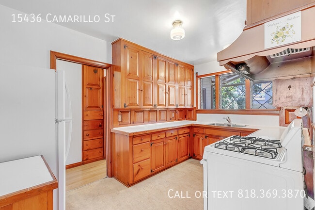 Building Photo - 15436 Camarillo St