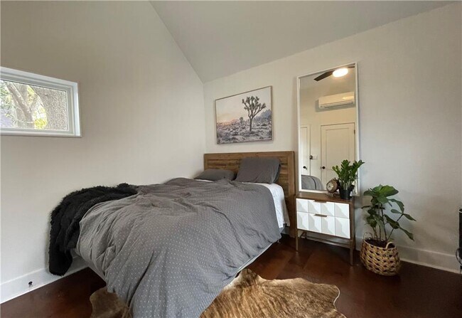 Building Photo - 1806 Haskell St