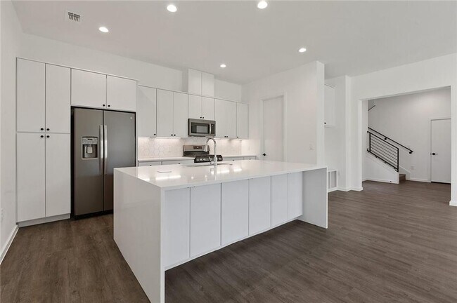 Building Photo - 603 Bissonet Ln