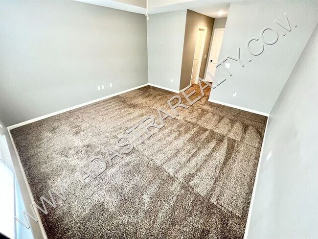 Building Photo - Beautiful and Spacious Olathe Townhome-Available in AUGUST!!!