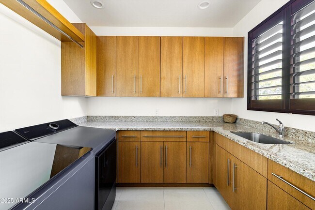 Building Photo - 9894 E Miramonte Dr