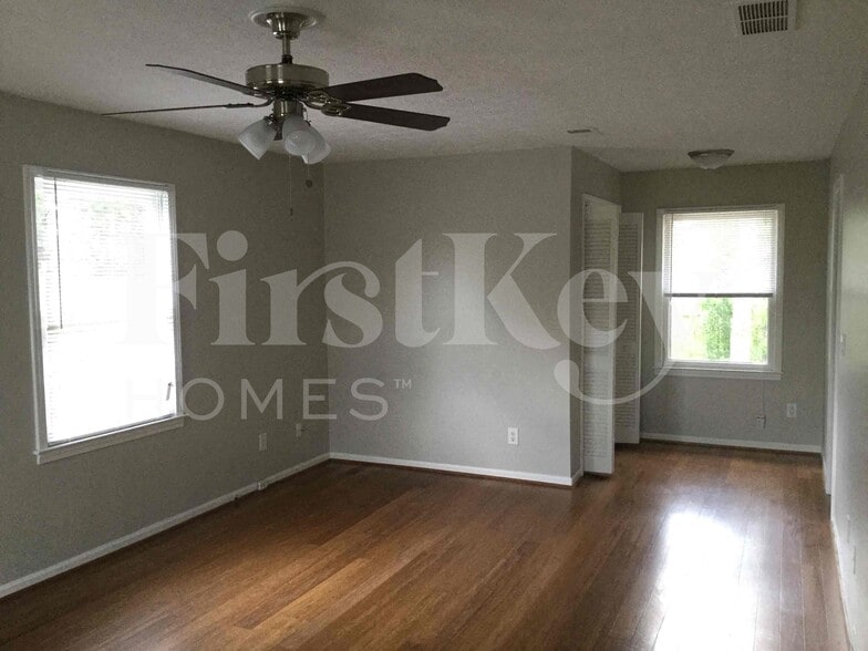 Building Photo - 965 Sugar Creek Dr SE