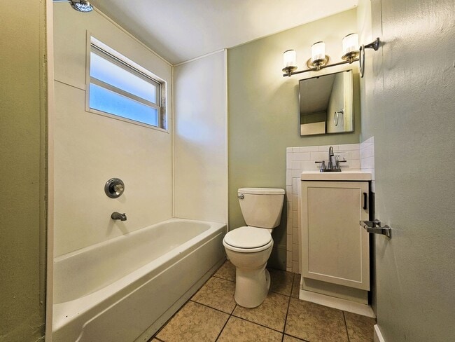 Building Photo - Welcome to a beautifully remodeled 2-Bedroom, 1-Bath in Mascotte, Florida, where modern comfort m...