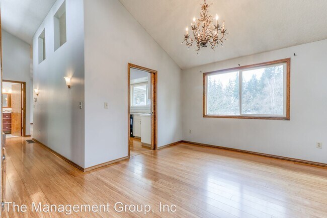 Building Photo - 4 br, 2.5 bath House - 2311 NE Parkview Drive