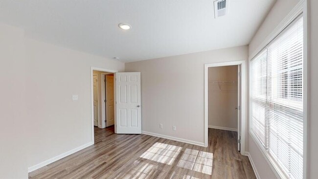Building Photo - 302 Bogle St