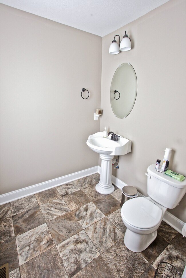 Building Photo - Fantastic 3 Bedroom Near Downtown!