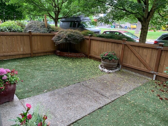 Building Photo - In the heart of Green Lake 3 bed 2.5 bath townhome for rent