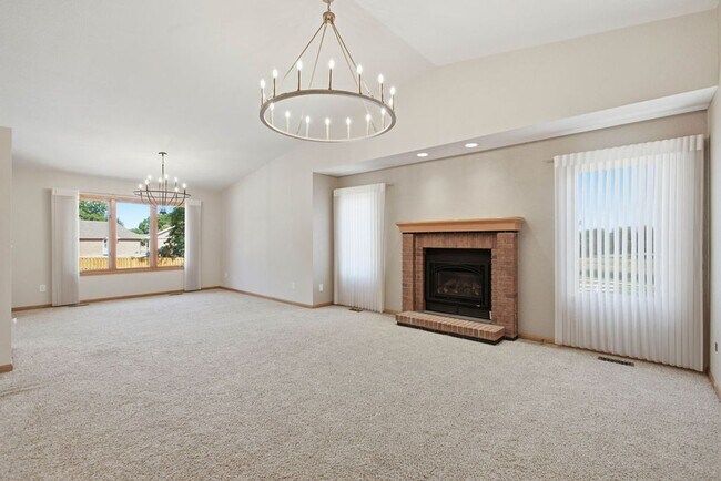 Building Photo - 4 Bedroom 3 Bathroom Duplex in Emerald Glen