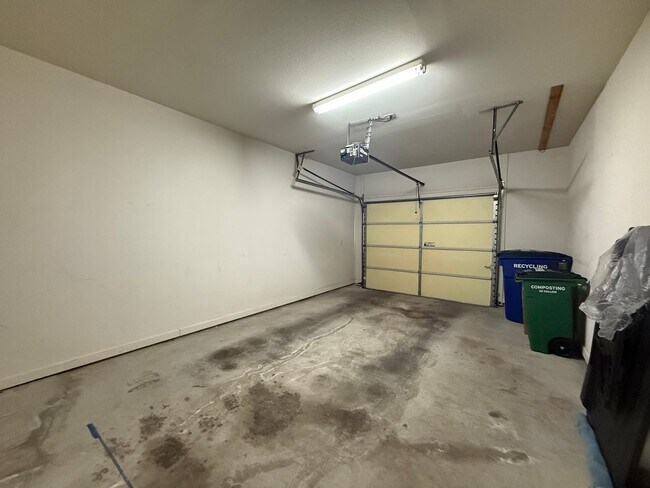 Building Photo - 1/1 with a garage!  Available for immediat...