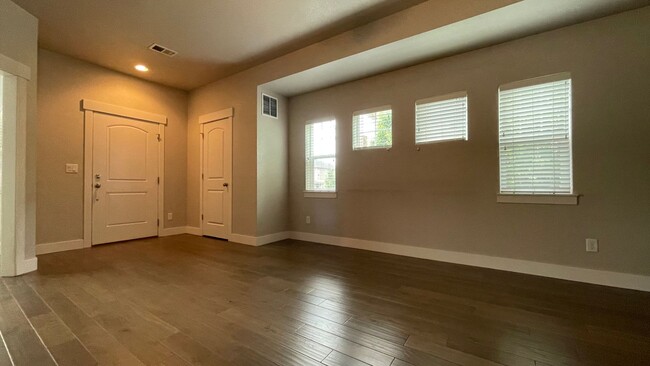 Building Photo - Gorgeous Townhome w/garage