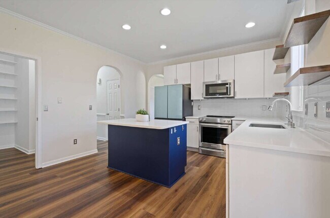 Building Photo - Spacious 5-Bedroom Living with Scenic View